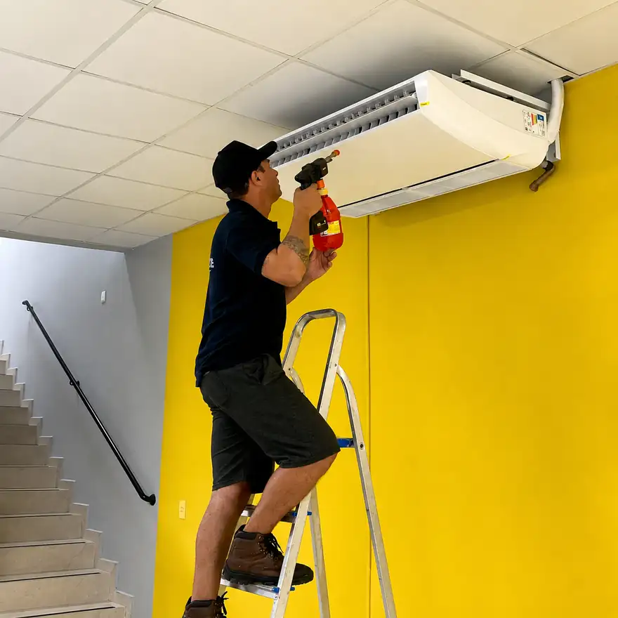 Manutenção de ar-condicionado piso teto em ambiente comercial
